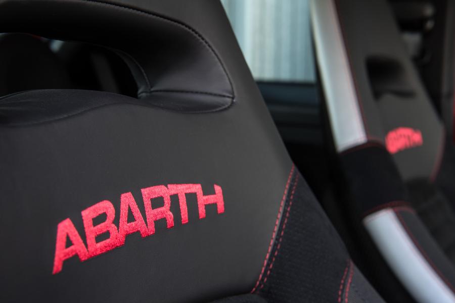 Логотип Abarth 595 Competizione (312) 2016 года  (UK) (фото 10 из 25)